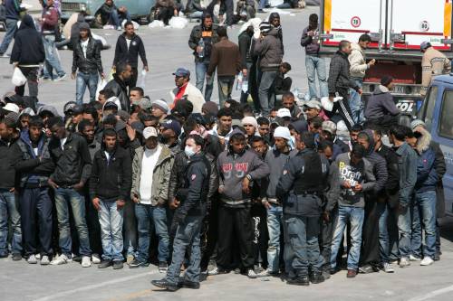 Via al piano d’emergenza 
tra rimpatri e tendopoli 
E il premier va in Tunisia