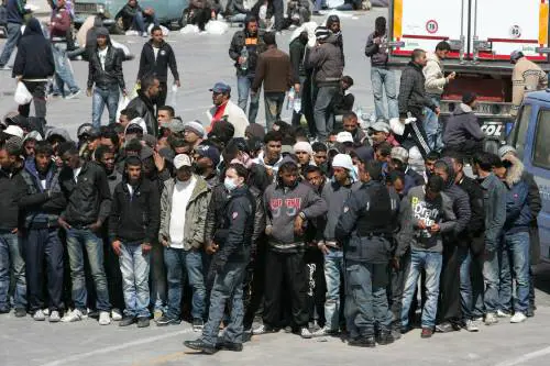 Via al piano d’emergenza 
tra rimpatri e tendopoli 
E il premier va in Tunisia