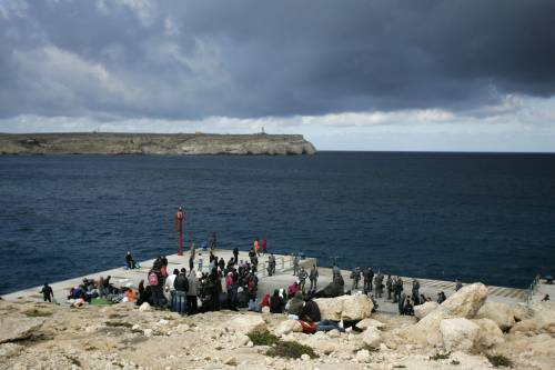 Lampedusa, peschereccio sbattuto contro gli scogli. Tutti salvi i marinai