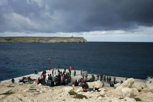 Lampedusa si svuota: via i primi 2.500