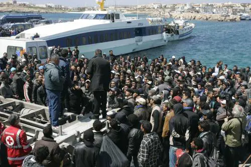 Lampedusa si svuota: via in 2.200 
Manduria, altre fughe dalla tendopoli 