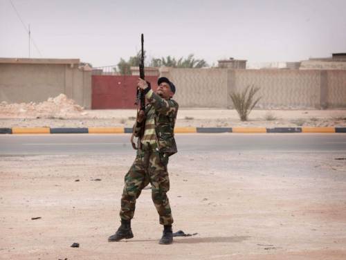 Libia, ritirata strategica dei ribelli da Brega 
Vice ministro degli Esteri in Grecia per il raìs