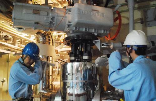 Fukushima, inizia il travaso d'acqua radioattiva 
La Tepco: "Nell'oceano 11.500 tonnellate"