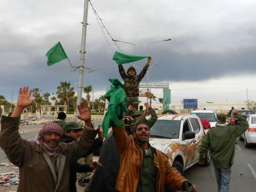 Libia, Frattini riconosce il Consiglio dei ribelli: 
"Armare la rivolta? Non escluso, extrema ratio"