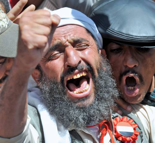 Yemen, continua l'opposizione al governo Saleh 
E l'esercito in rivolta si schiera contro la polizia