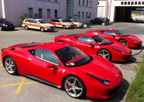 Svizzera, 5mila euro di multa a tre italiani: 
sfrecciavano a 230 km/h con le loro Ferrari