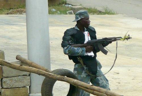 Costa d'Avorio, l'altra guerra della Francia
 
Gbagbo si arrende e chiede protezione all'Onu