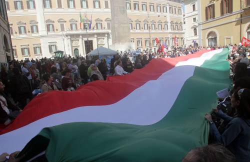 Ecco i democratici del D-Day: "Morte al tiranno" 
Anche i finiani tra Bella ciao e falci e martello