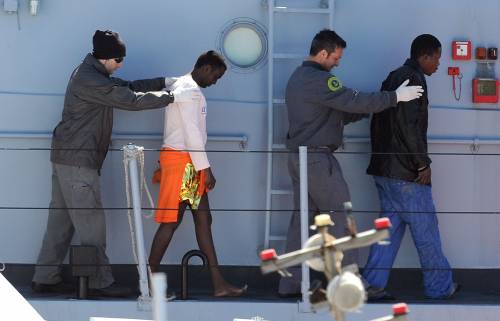 Italia verso il decreto per i permessi temporanei 
Ma Parigi: "Verificare se conforme a Schengen"