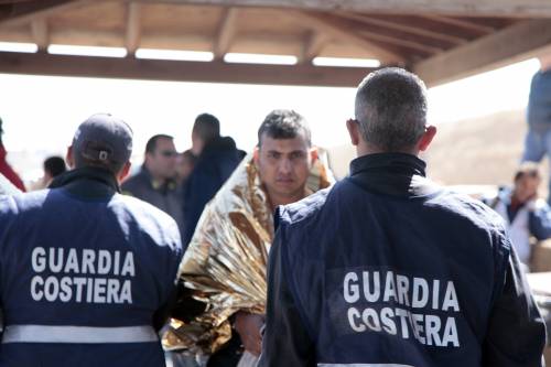 Lampedusa, mare in burrasca: si ribalta barcone 
"Oltre 250 persone disperse, solo 51 si salvano"
