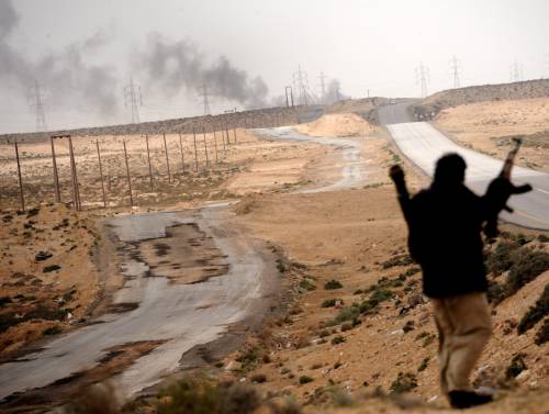 Libia, Nato riprende i raid su Tripoli e Misurata 
E i ribelli: "Pozzi di petrolio colpiti da Gheddafi"