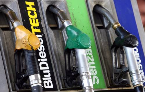 Benzina, record storico 
La verde a quota 1,584 
Per crisi libica e accise