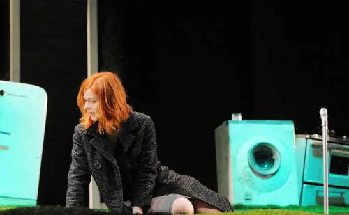 Marina Massironi, sola sul palco, è il simbolo dellamore disperato