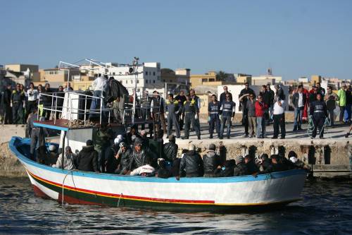 Immigrati, la Ue balbetta 
e Berlino critica l'Italia
 
Maroni contro Bruxelles