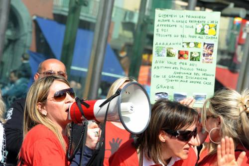 La protesta dei precari 
Ma la Meloni avverte:  
"Scordatevi i privilegi"