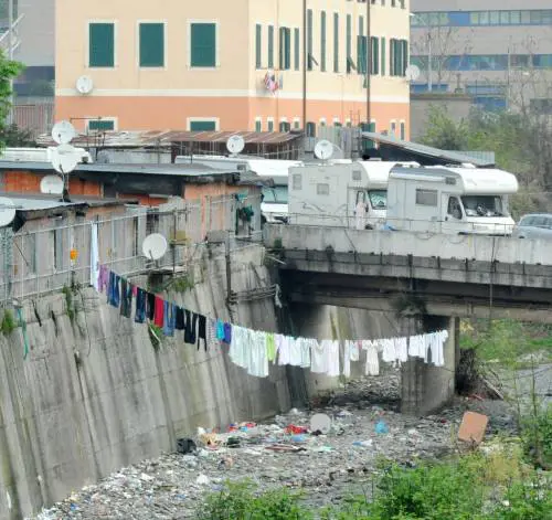 Un anno dopo la discarica dei rom è sempre più ricca