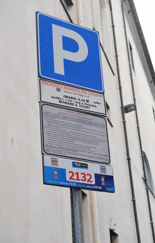 Piazza della Vittoria, slalom tra clochard e spazzatura