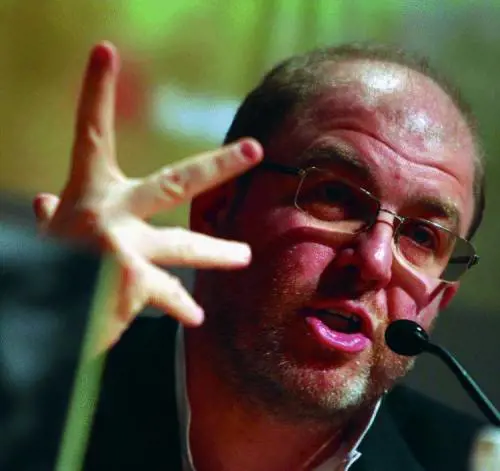 Gramellini sul palcoscenico del «Modena» parla dei suoi libri, di musica e dellItalia