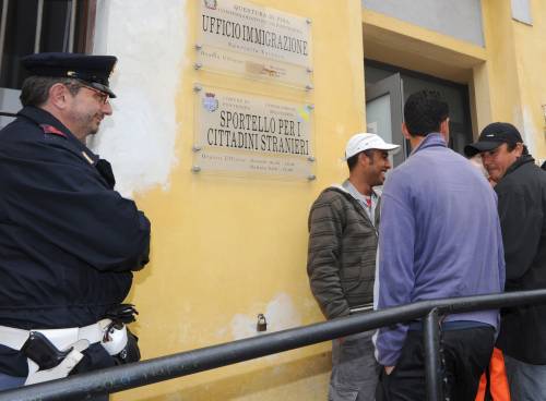 In Germania blocchi contro i tunisini "italiani" 
E Berlusconi: "Se la Ue non esiste dividiamoci"