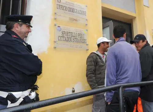 In Germania blocchi contro i tunisini "italiani" 
E Berlusconi: "Se la Ue non esiste dividiamoci"