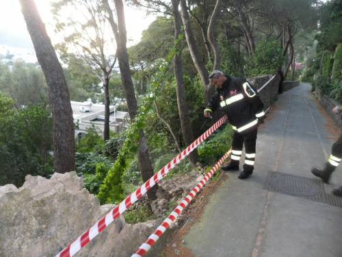Capri, crolla un parapetto 
con vista sui Faraglioni