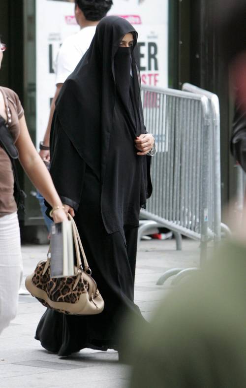 Francia, da oggi in vigore la legge anti-burqa 
A Parigi fermate 59 donne: per strada col velo 