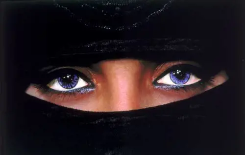 Scatta lo stop al velo islamico  
Ed è rivolta contro Sarkozy