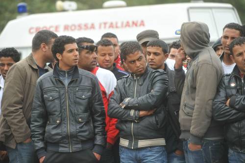 Immigrati, servizi: "Ondata in arrivo dalla Libia" 
Maroni: "Con Tunisi l'accordo sta funzionando"