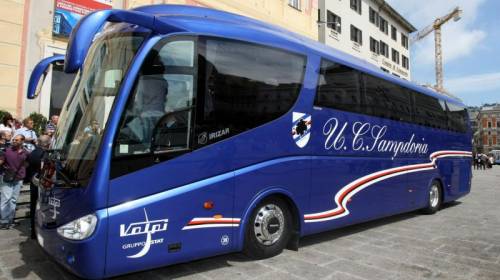 Tifosi attaccano il pullman della Sampdoria 
Minacce ai giocatori: se retrocedete morirete