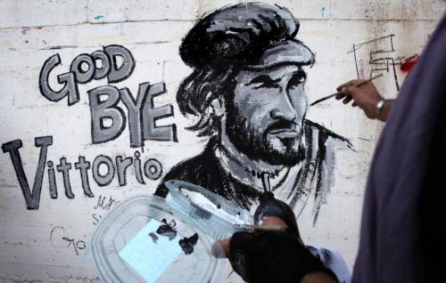 Arrigoni, centinaia di persone ai funerali a Gaza 
La salma in Italia dall'Egitto per evitare Israele