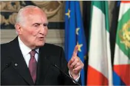 Il nuovo che avanza 
I tromboni Fini e Scalfaro 
vogliono suonarle al Cav