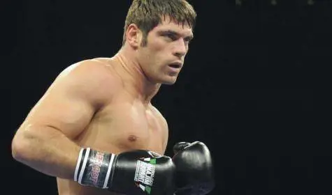 Il pugile poliziotto gira l’antigomorra: sospeso