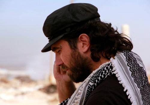 E' tornata in Italia la salma di Vittorio Arrigoni 
Due bandiere palestinesi avvolgono il feretro
