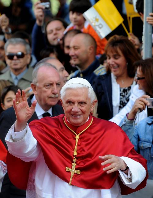 Benedetto XVI: "Wojtyla? E' un esempio 
Ha riscattato tutte le vergogne della Chiesa"