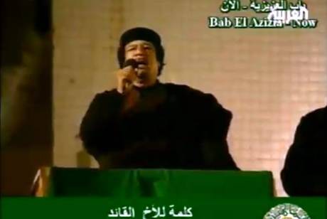 Gheddafi, minaccia: nel mirino anche l'Italia 
"Mandate gli addestratori? Gravi conseguenze"