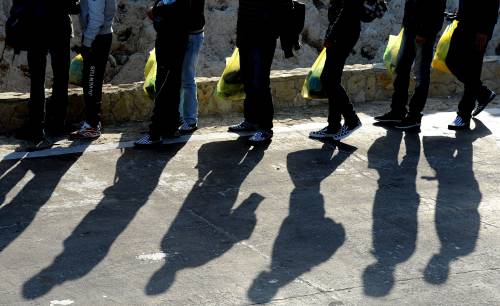 Sarkozy insiste sulla linea dura: 
respinti immigrati con pochi soldi