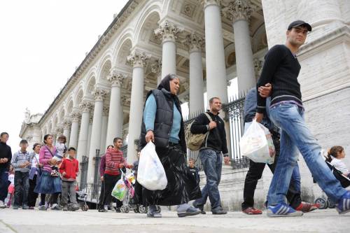 Roma, i rom occupano basilica di San Paolo 
Alemanno furioso, scoppia di nuovo il caos