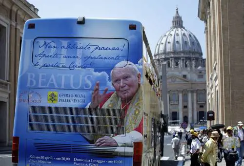 1° maggio, per Wojtyla 
Roma invasa dai fedeli 
La Cgil: "Negozi chiusi"
