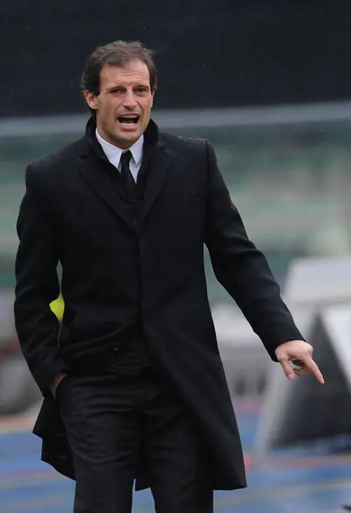 Calcio, un sabato di Pasqua che vale lo scudetto 
Milan a Brescia, Napoli a Palermo. Dietro il caos