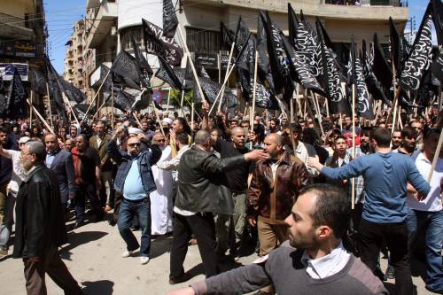Siria, la polizia spara pure ai funerali: 9 morti 
E due deputati si dimettono dopo la repressione