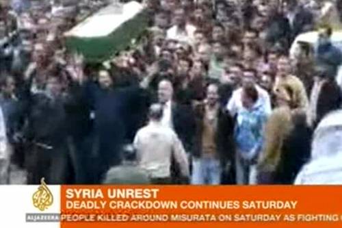 Siria, dolore per i funerali dei manifestanti uccisi 
La folla ancora contro il governo: "Via Assad"