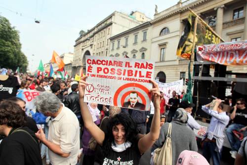 La democrazia dei centri sociali: 
fischi a chi la pensa diversamente 