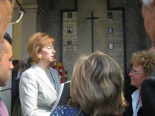 Letizia sulla tomba di Greppi, il sindaco della ricostruzione. Guarda il video