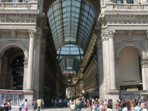 Primo maggio a Milano, 
Palazzo Marino dà l'ok: 
i negozi restano aperti