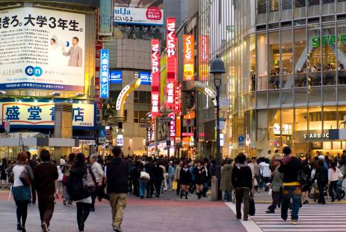 Tokyo, adesso lo tsunami abbatte anche il pil 
E la Bank of Japan taglia le stime di crescita