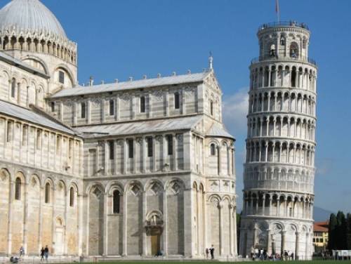 Si lancia dal quarto anello della Torre di Pisa 
Giovane turista olandese muore sul colpo