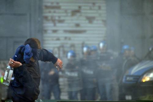 I centri sociali aprono la caccia al pidiellino: 
a Napoli botte al candidato, feriti due agenti 