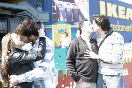 All'Ikea di Roma va di scena il bacio collettivo 
La provocazione: "Giovanardi, noi tutti gay"