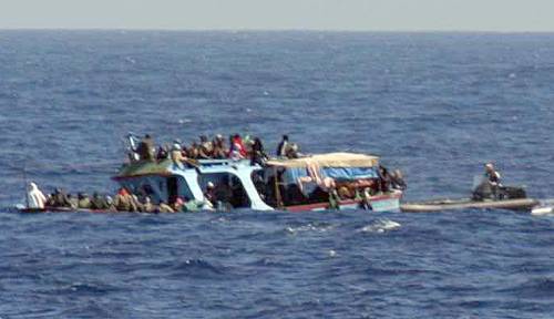 Continuano gli sbarchi 
Lampedusa al collasso: 
ogni ora 100 immigrati