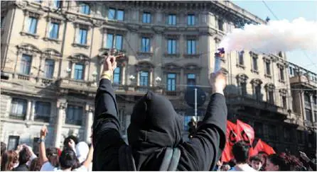 Milano, minacce per i negozianti che lavorano 
I centri sociali: "Chiudete o ve ne pentirete"